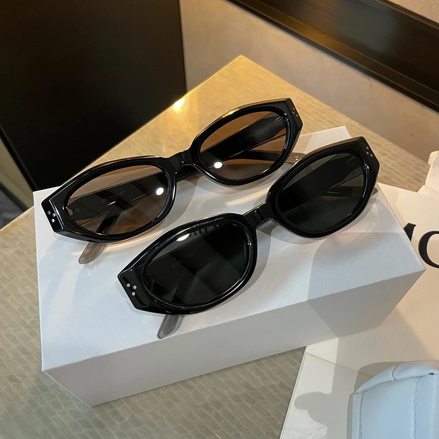 Black Oval Sunglasses with Gra