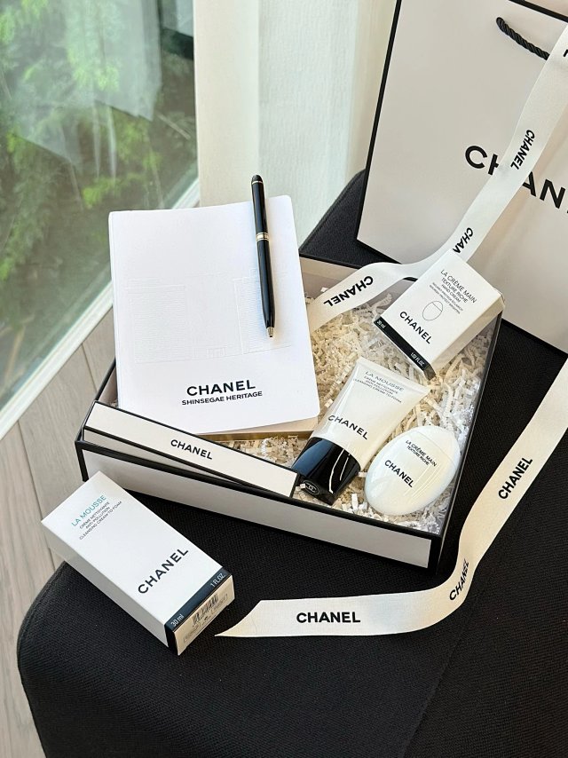 Chanel Chanel Luxury White Hand Care Gift Set - Buy on Mulebuy Sheets