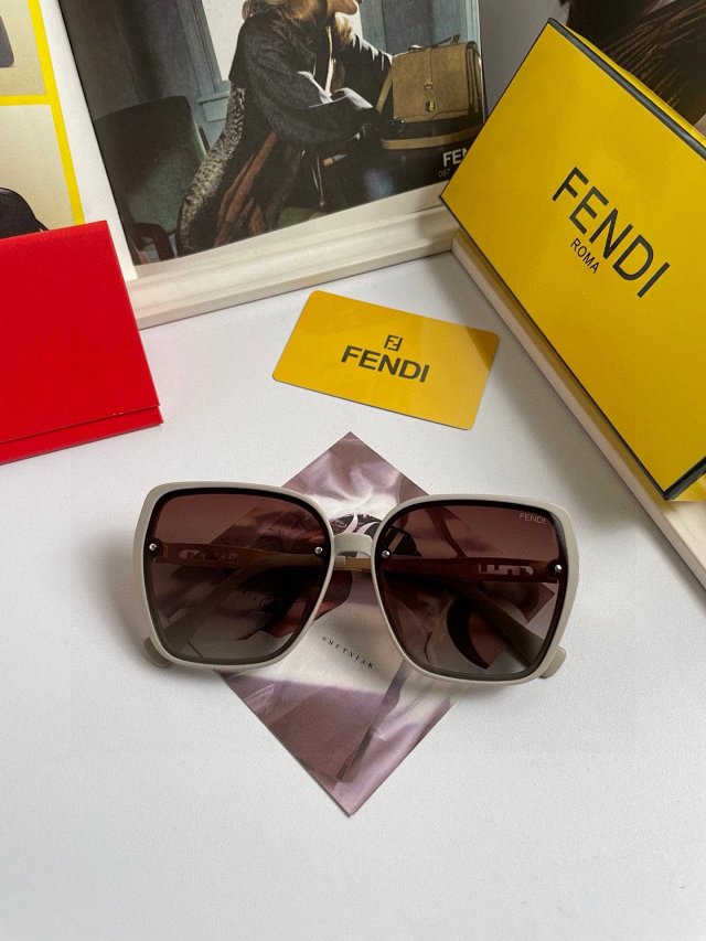 Fendi Fendi FF Off-White Square Gradient Brown Sunglasses - Buy on Kakobuysheetfind