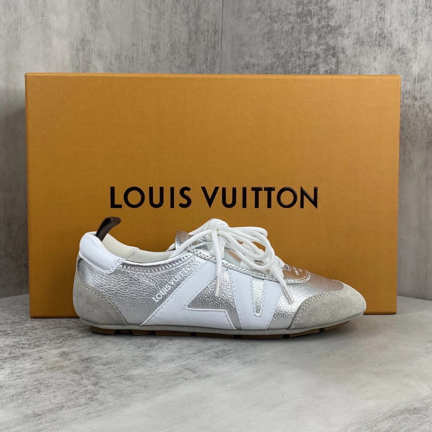 Louis Vuitton Sneakers Low-Top Monogram Lace-Up — LV008