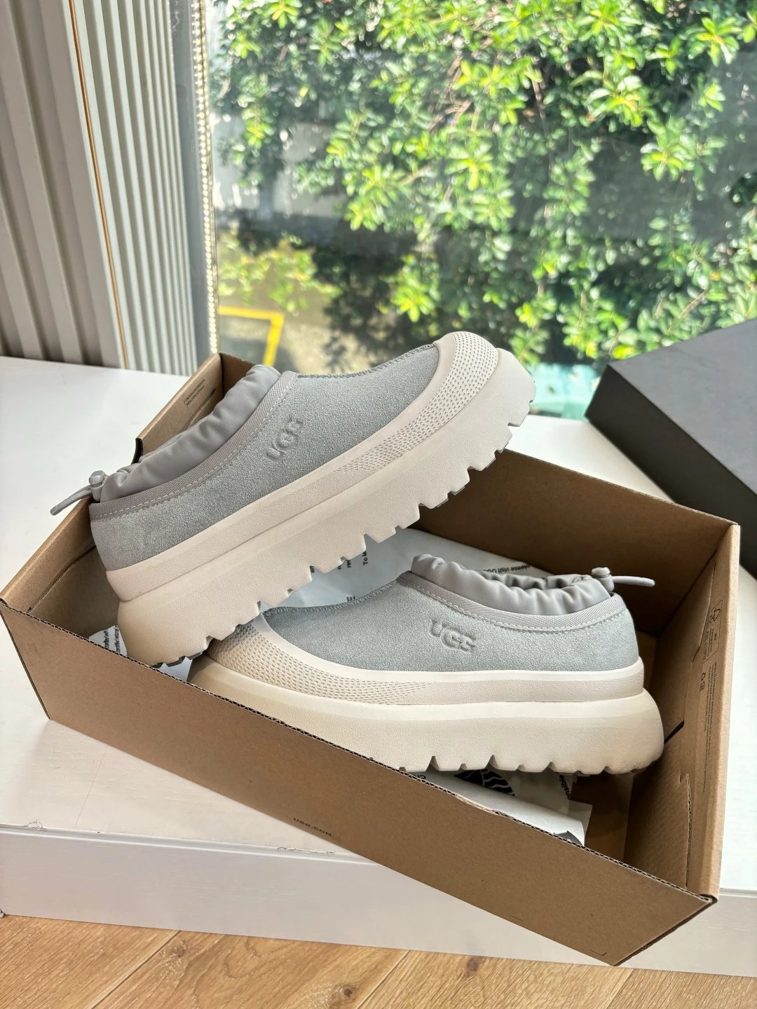 UGG G026 Unisex Slip-Resistant EVA Platform Grey Shoes - Gallery Image 3 - Detailed View