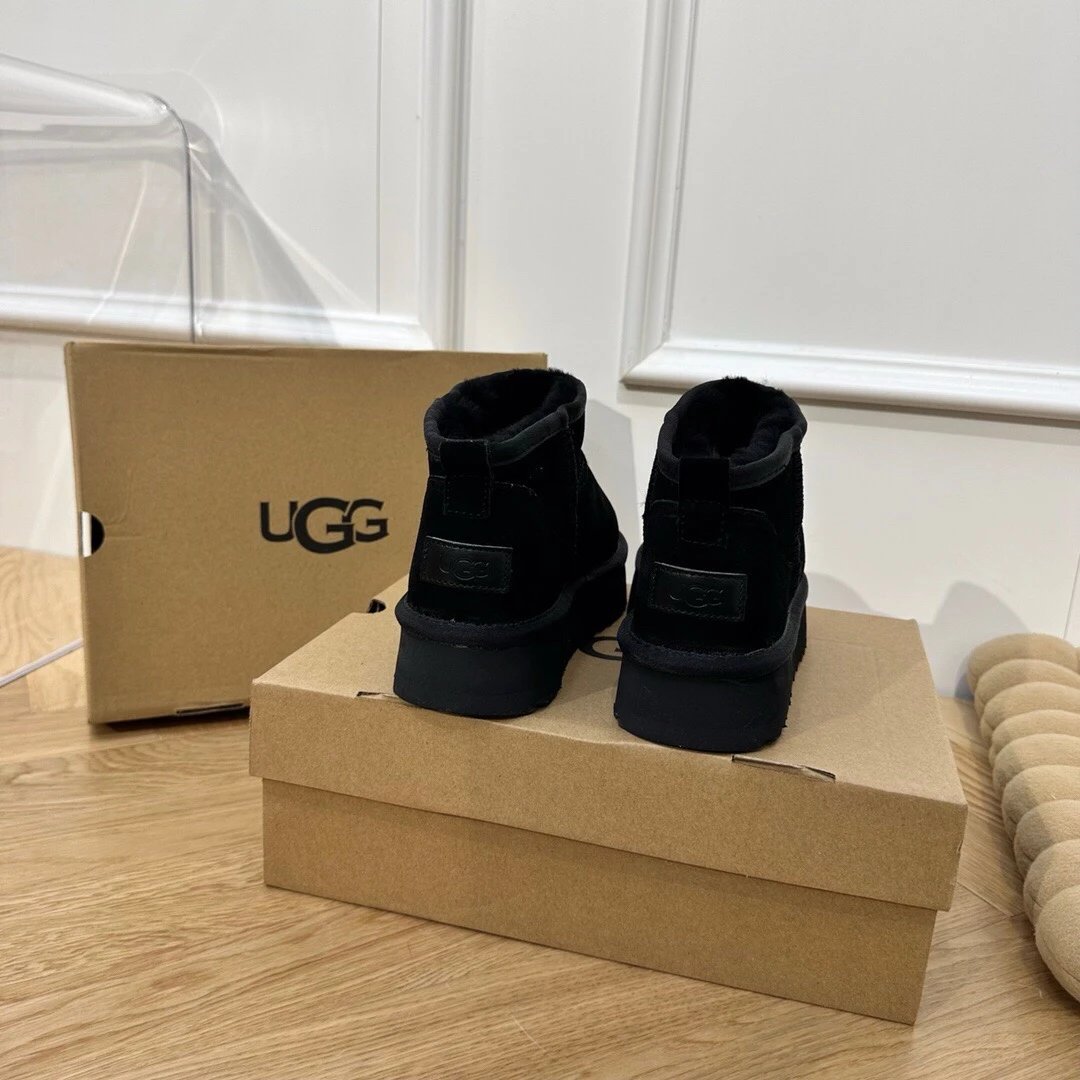 UGG FW Mini Platform Shearling Blck Boots, Anti-Slip - Gallery Image 4 - Detailed View