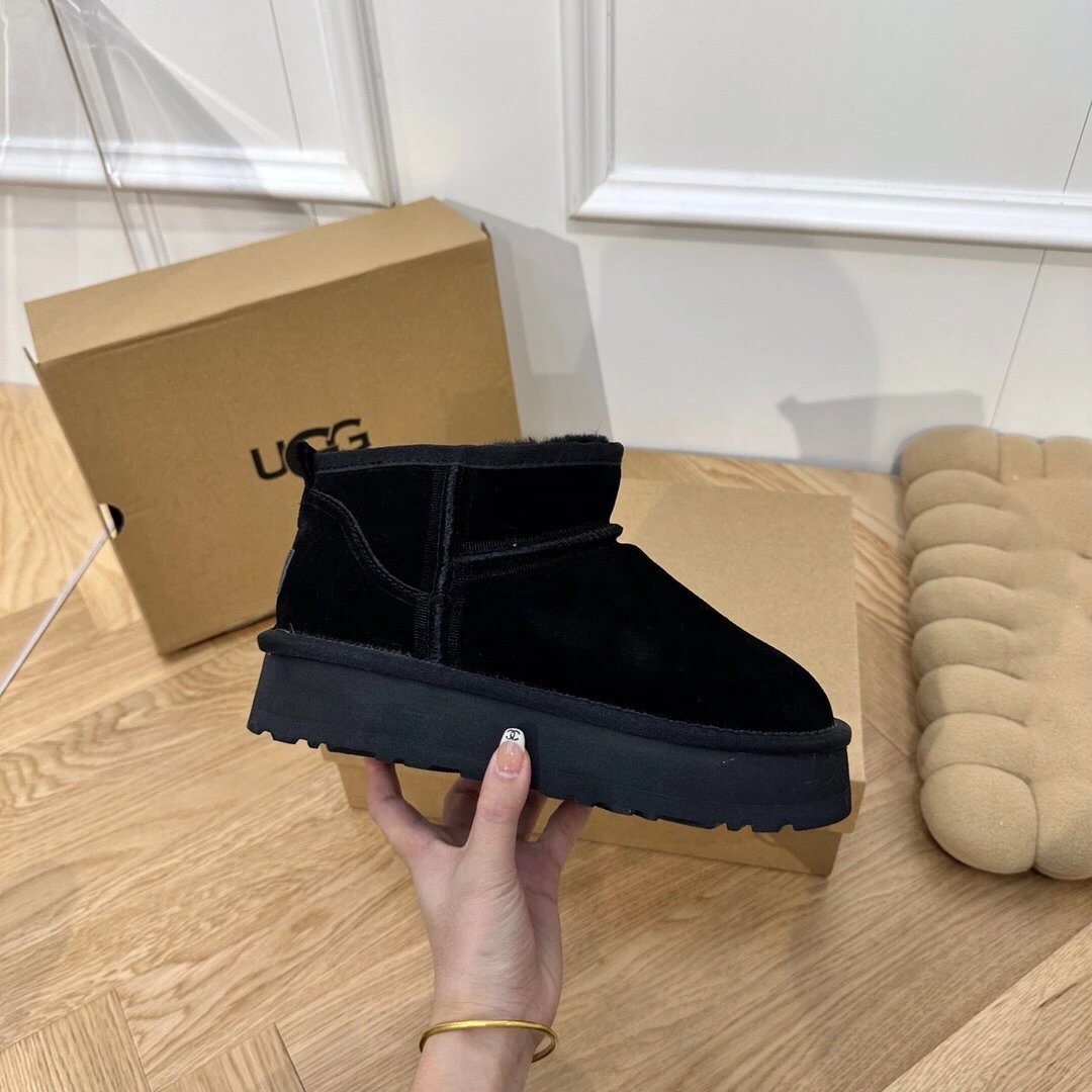 UGG FW Mini Platform Shearling Blck Boots, Anti-Slip - Gallery Image 8 - Detailed View