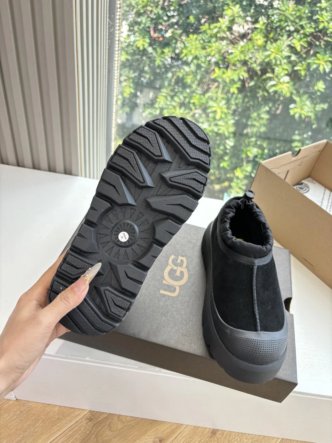 UGG G026 Unisex Platform Shoes, Black, Fall-Winter​ - Gallery Image 6 - Detailed View