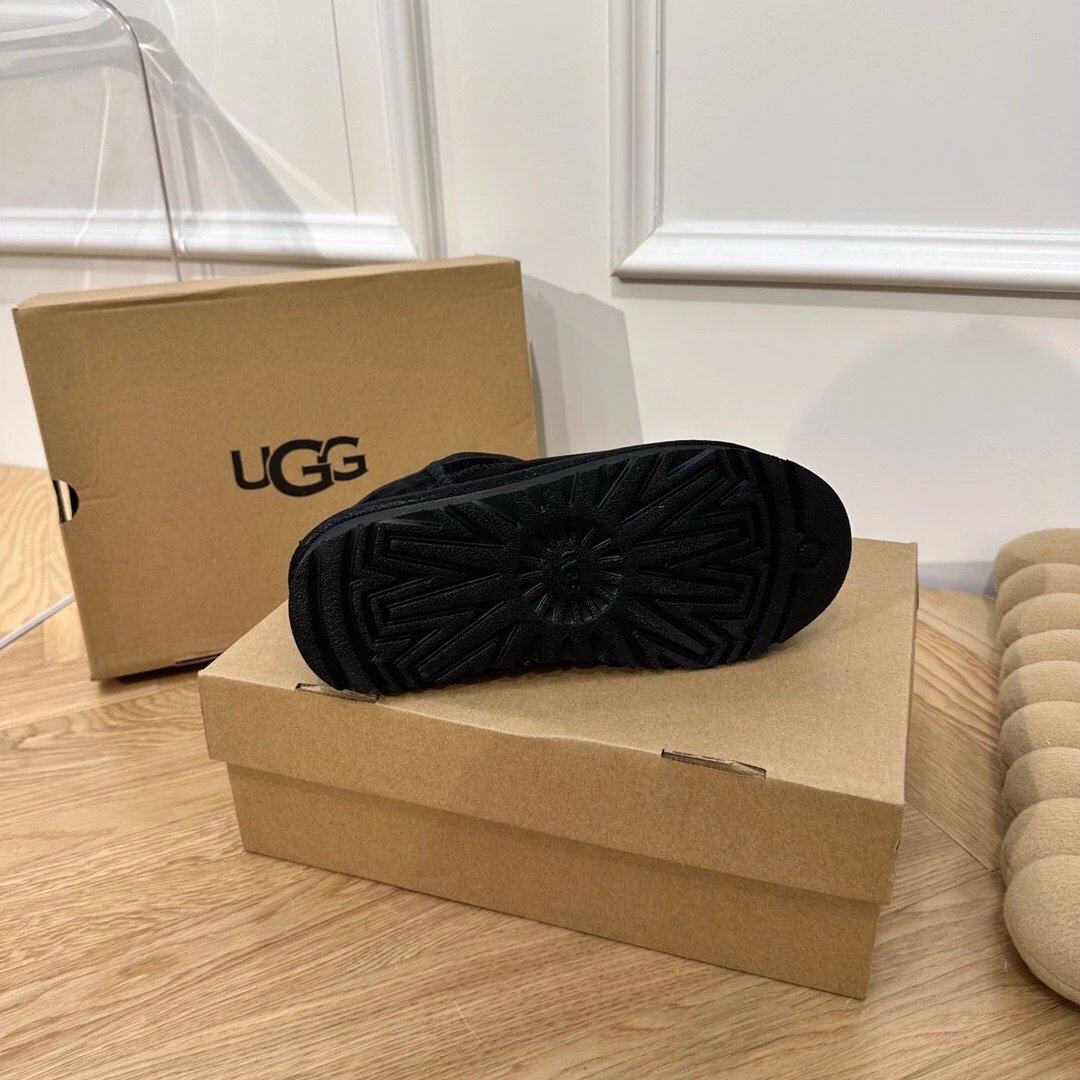 UGG FW Mini Platform Shearling Blck Boots, Anti-Slip​ - Gallery Image 9 - Detailed View