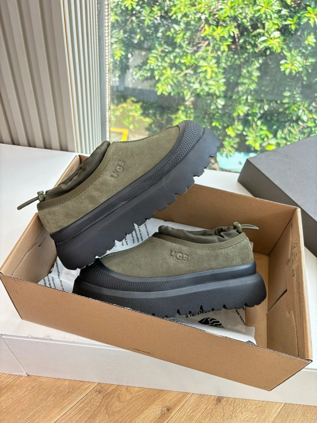 UGG G026 Unisex Green Platform Casual Shoes, FW New - Gallery Image 3 - Detailed View