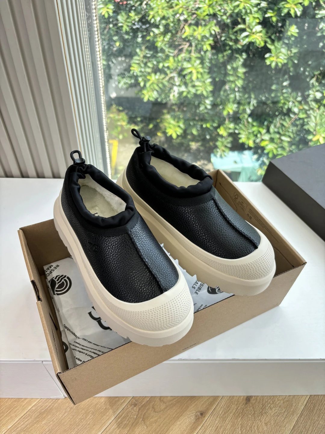 UGG G026 Unisex Suede & Shearling Platform Black Casual Shoes - Gallery Image 2 - Detailed View