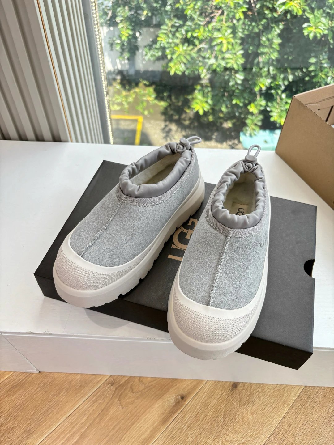 UGG G026 Unisex Slip-Resistant EVA Platform Grey Shoes - Gallery Image 4 - Detailed View