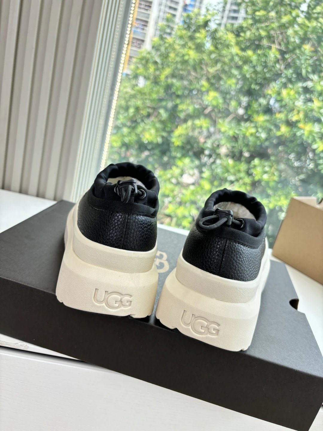 UGG G026 Unisex Suede & Shearling Platform Black Casual Shoes - Gallery Image 9 - Detailed View