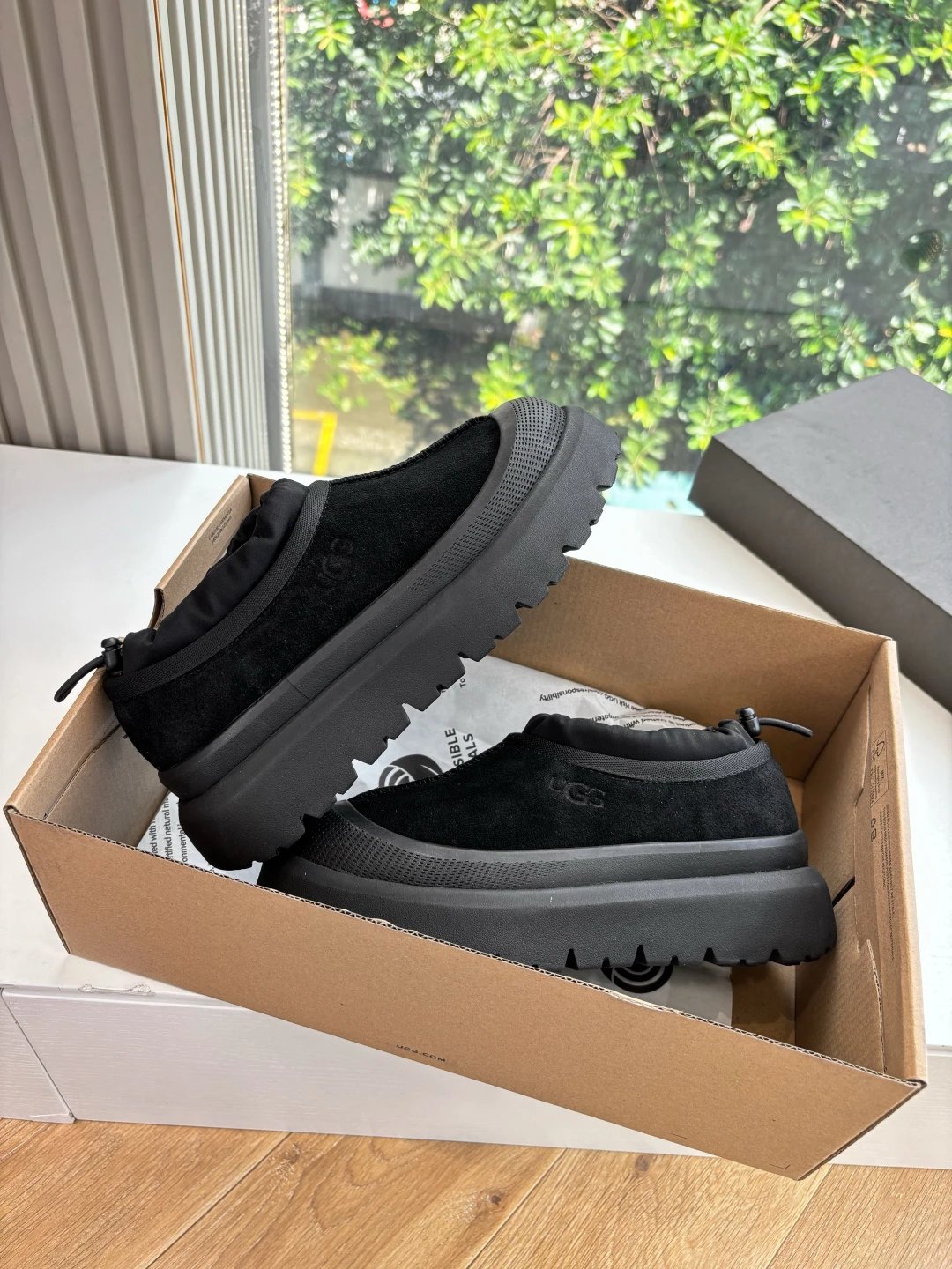 UGG G026 Unisex Platform Shoes, Black, Fall-Winter​ - Gallery Image 3 - Detailed View