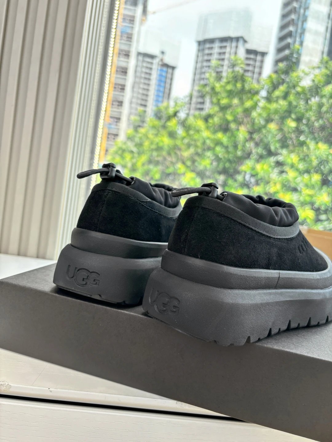 UGG G026 Unisex Platform Shoes, Black, Fall-Winter​ - Gallery Image 8 - Detailed View