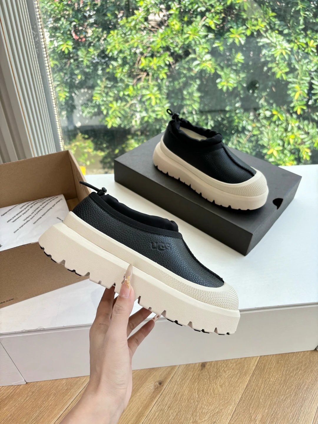 UGG G026 Unisex Suede & Shearling Platform Black Casual Shoes - Gallery Image 4 - Detailed View