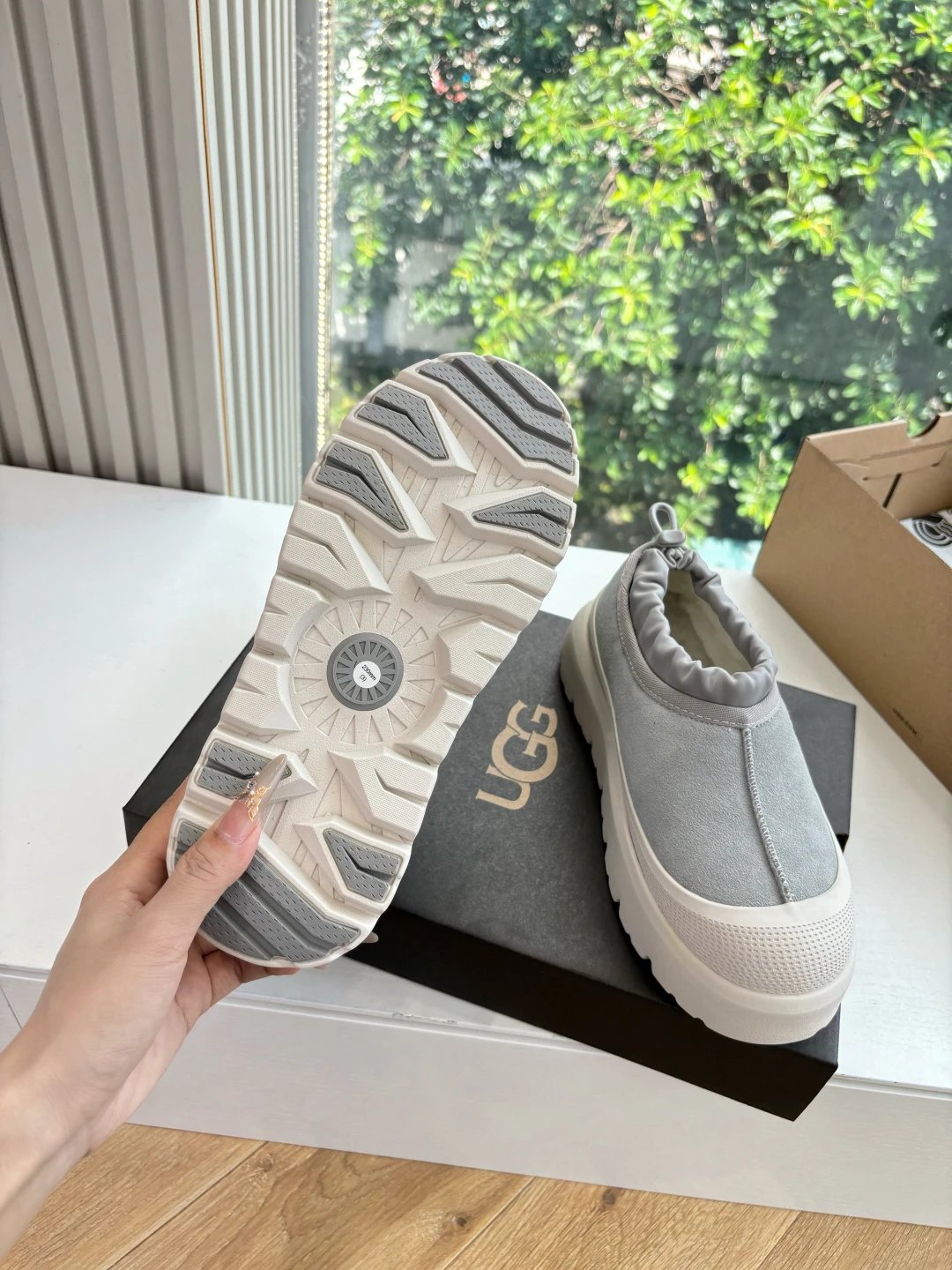 UGG G026 Unisex Slip-Resistant EVA Platform Grey Shoes - Gallery Image 6 - Detailed View