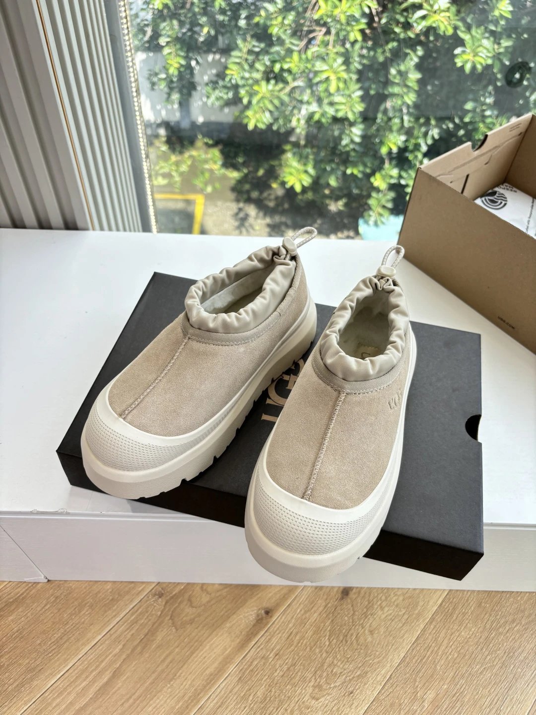 UGG G026 Unisex Suede Platform Gray Shoes, Wool Lined, FW - Gallery Image 5 - Detailed View