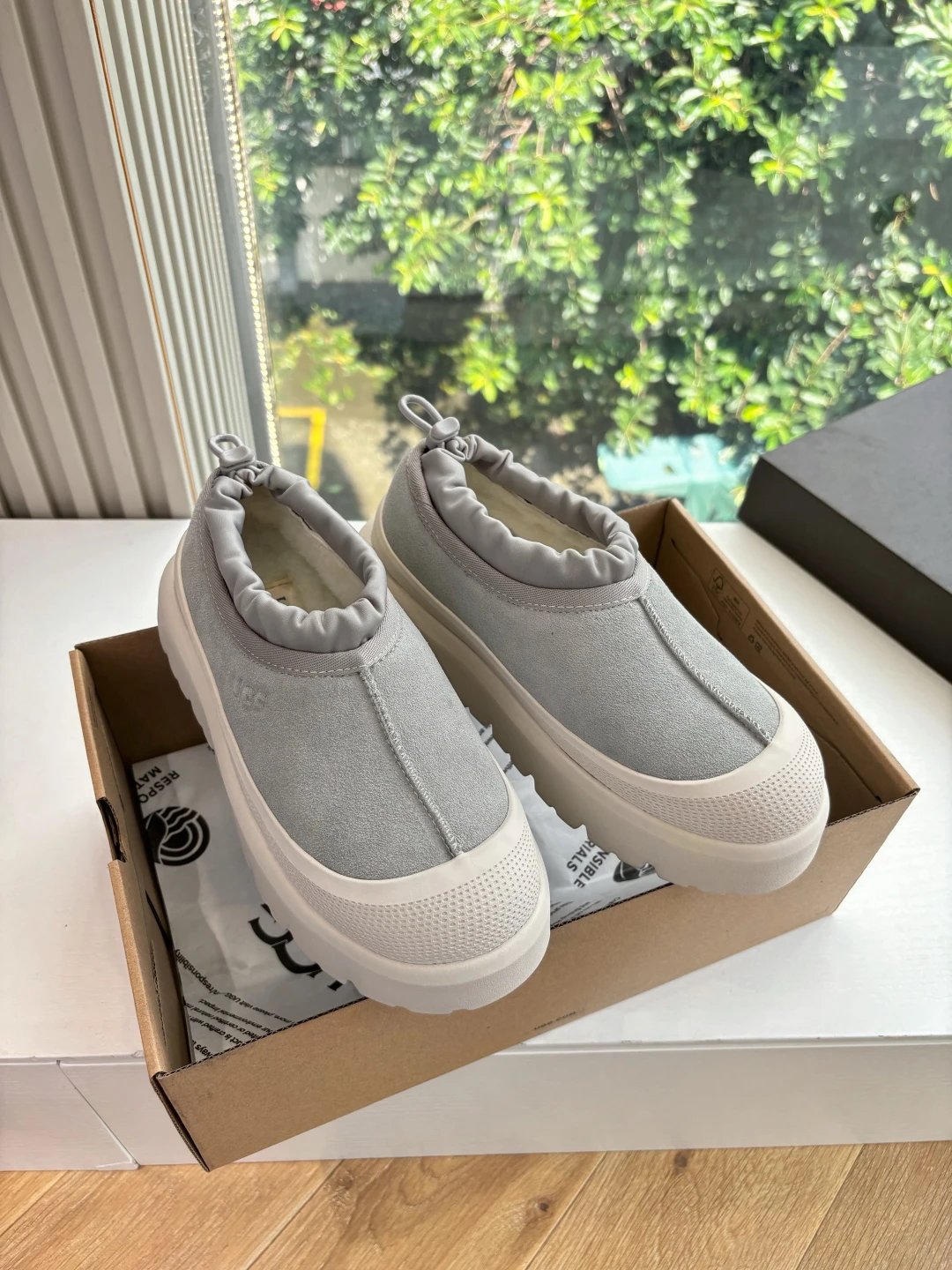 UGG G026 Unisex Slip-Resistant EVA Platform Grey Shoes - Gallery Image 2 - Detailed View