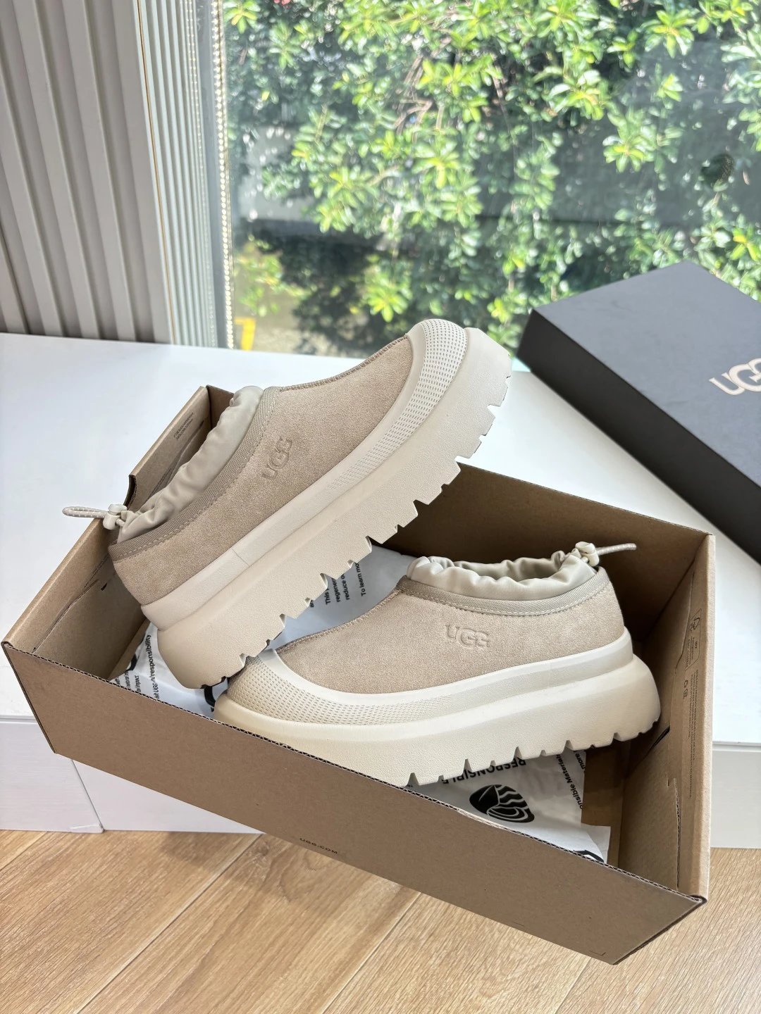 UGG G026 Unisex Suede Platform Gray Shoes, Wool Lined, FW - Gallery Image 3 - Detailed View