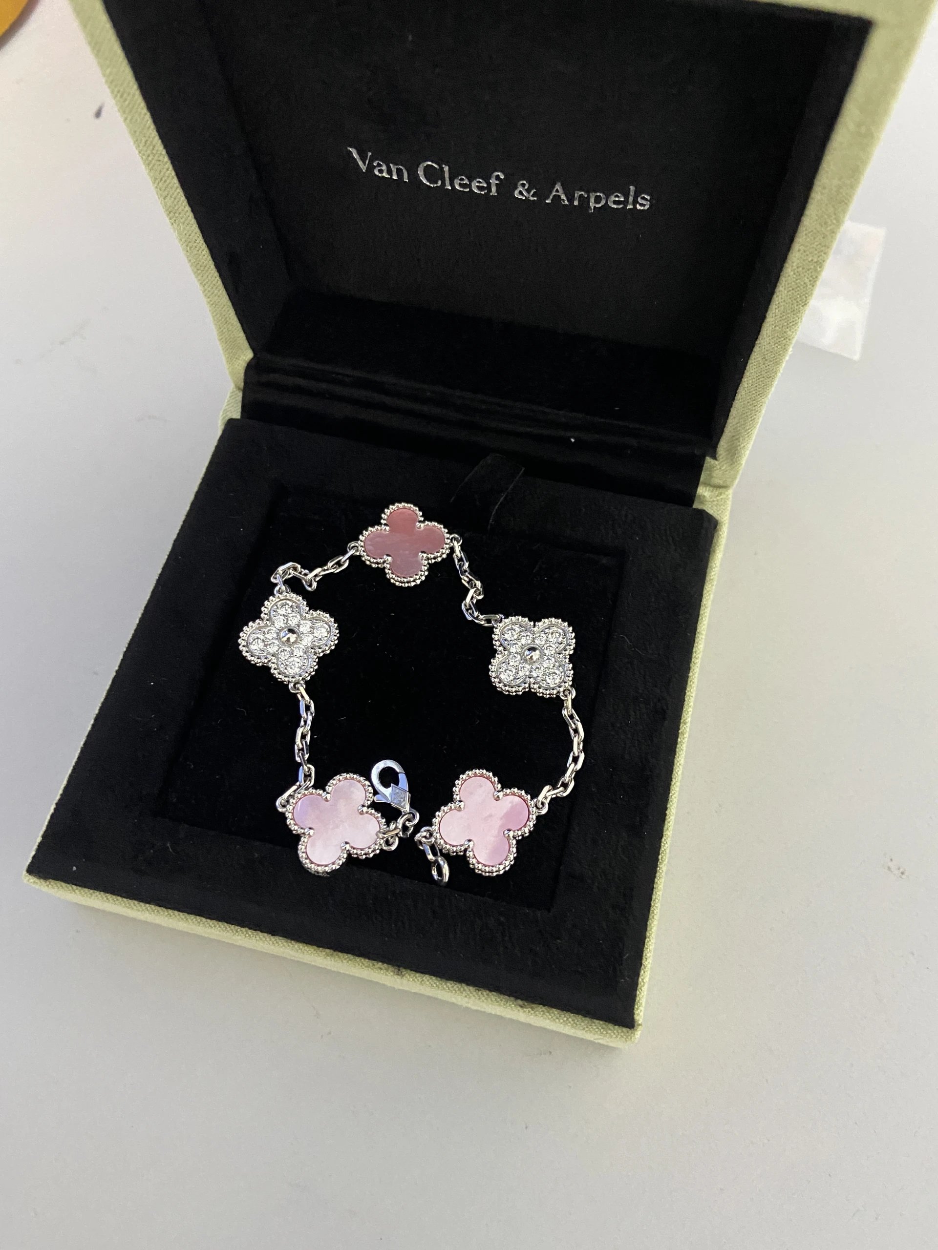 白金色粉贝母间钻