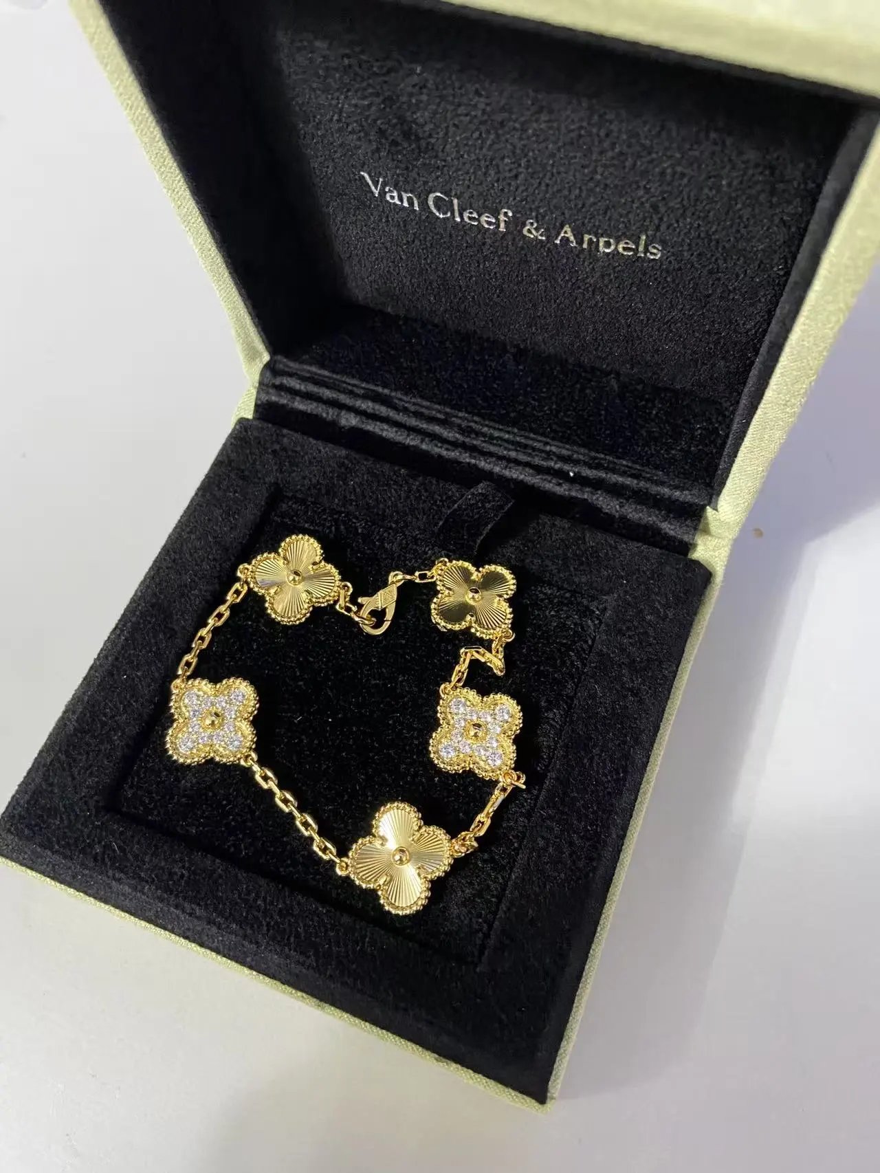 黄金色镭射间钻