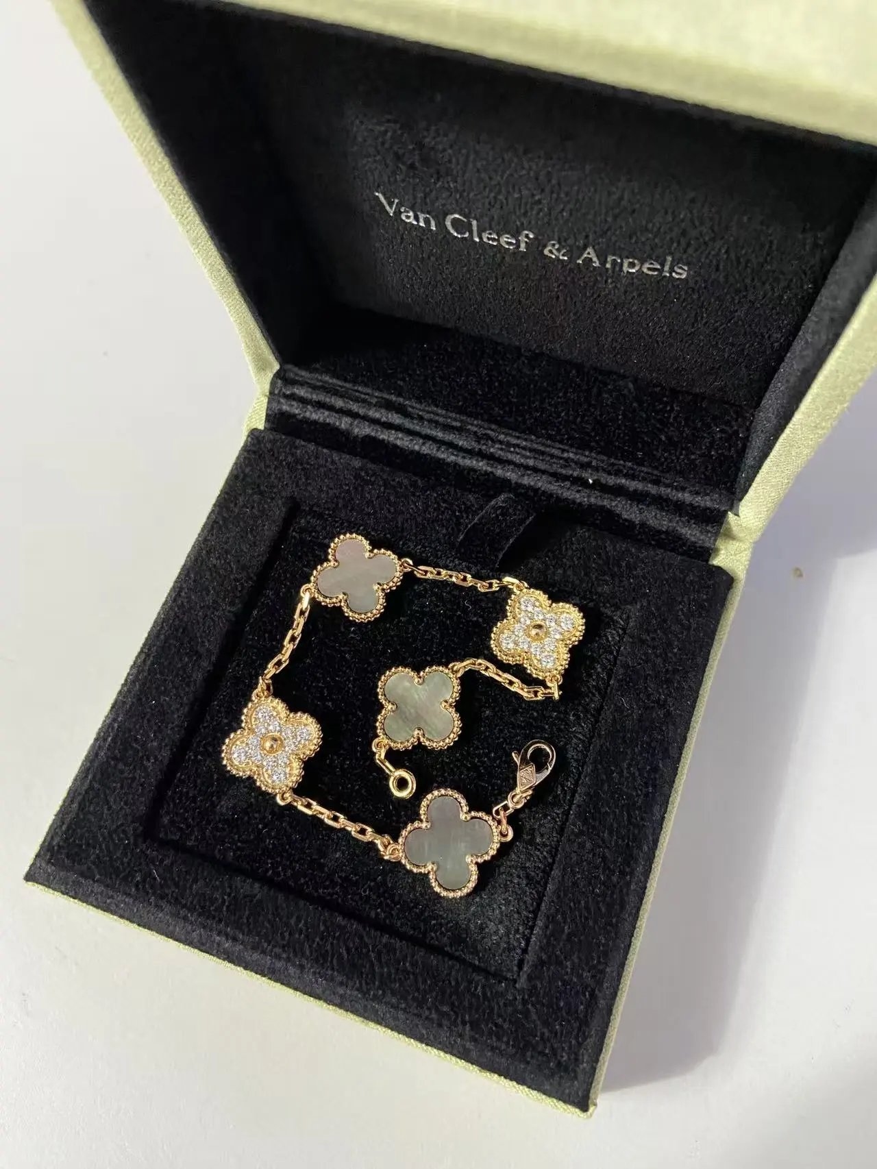 玫瑰金色灰贝母间钻