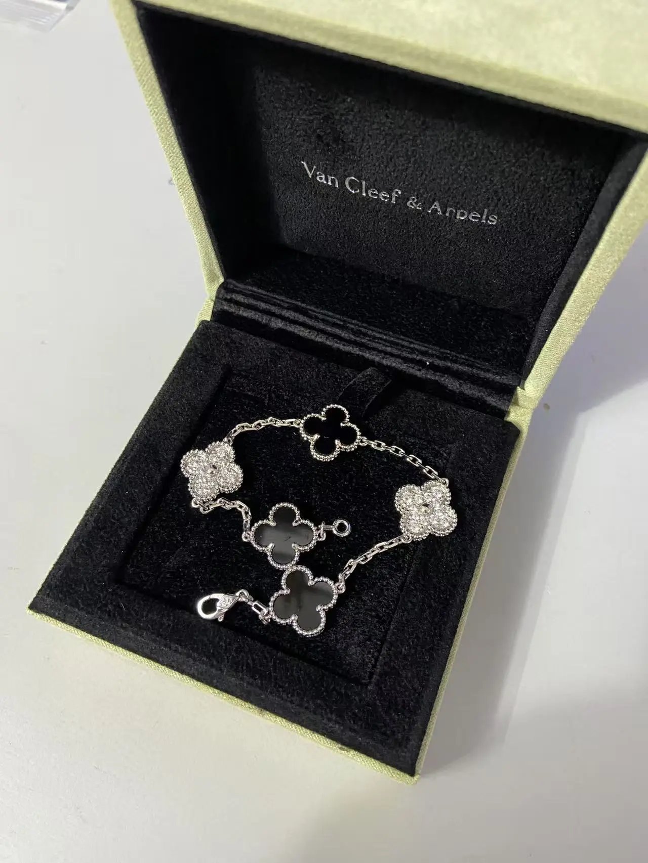 白金色熊猫间钻