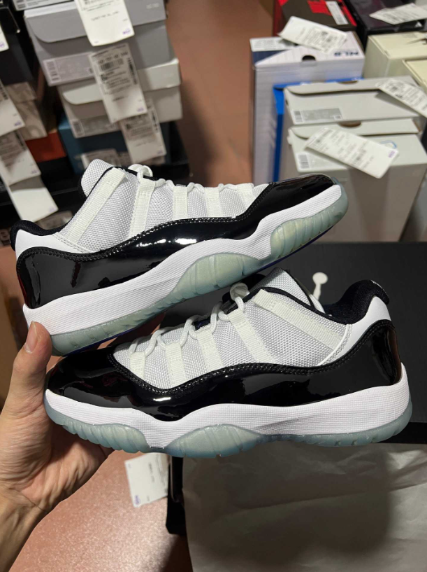 Air Jordan 11 Black 