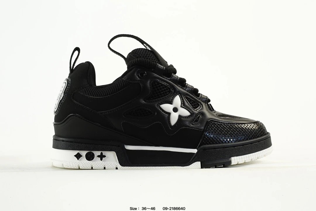 Luxury Leather Trainer Sneaker Low with 3D Logo Black White - Gallery Image 4 - Detailed View