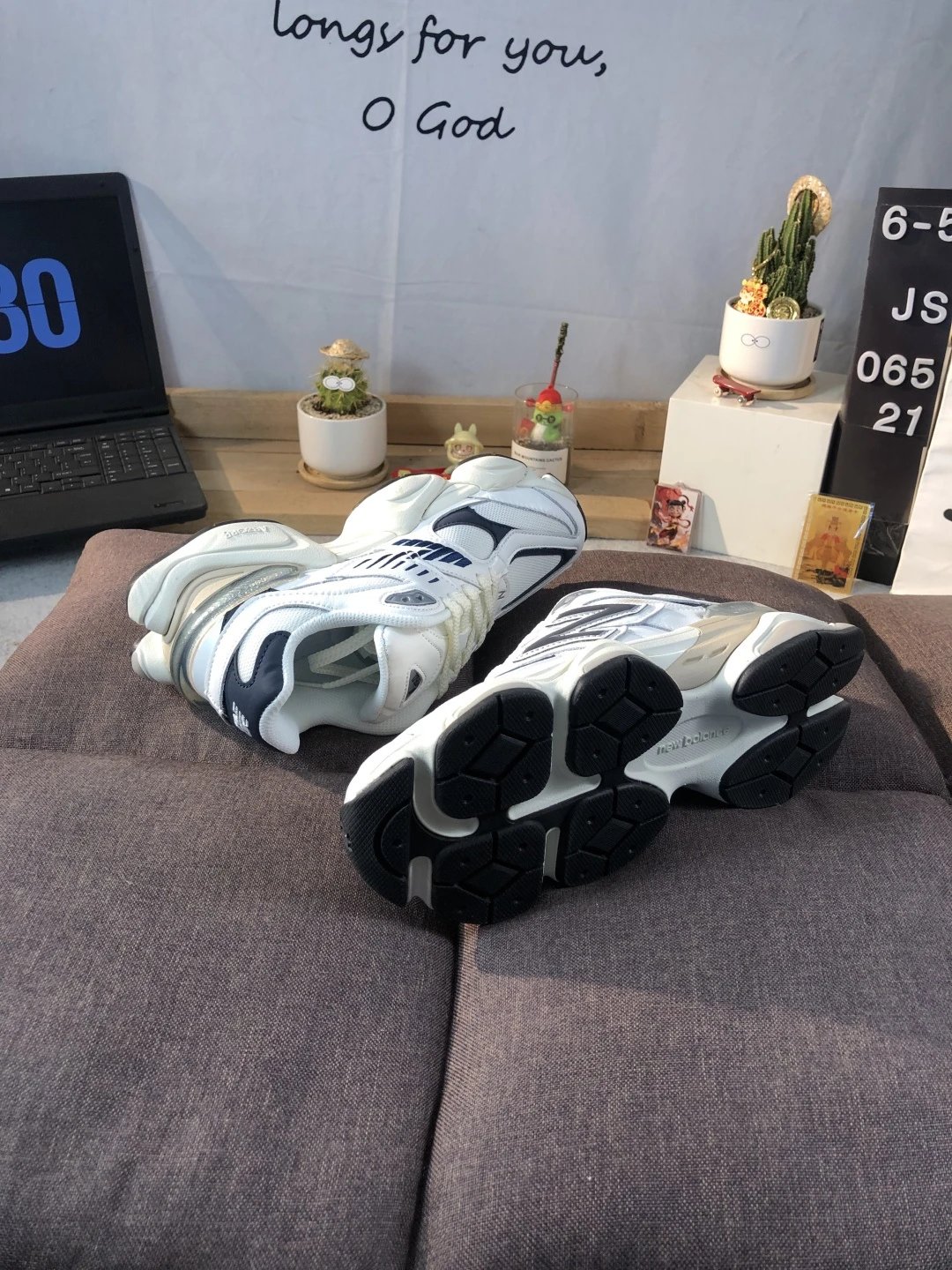 Retro Tech Runner Shoes Unisex, Off White - Gallery Image 6 - Detailed View