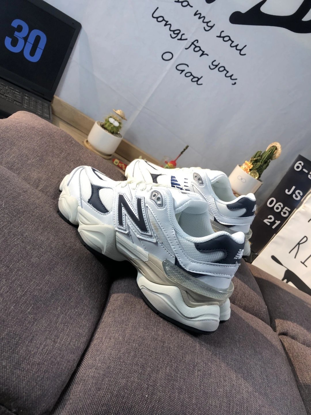 Retro Tech Runner Shoes Unisex, Off White - Gallery Image 5 - Detailed View