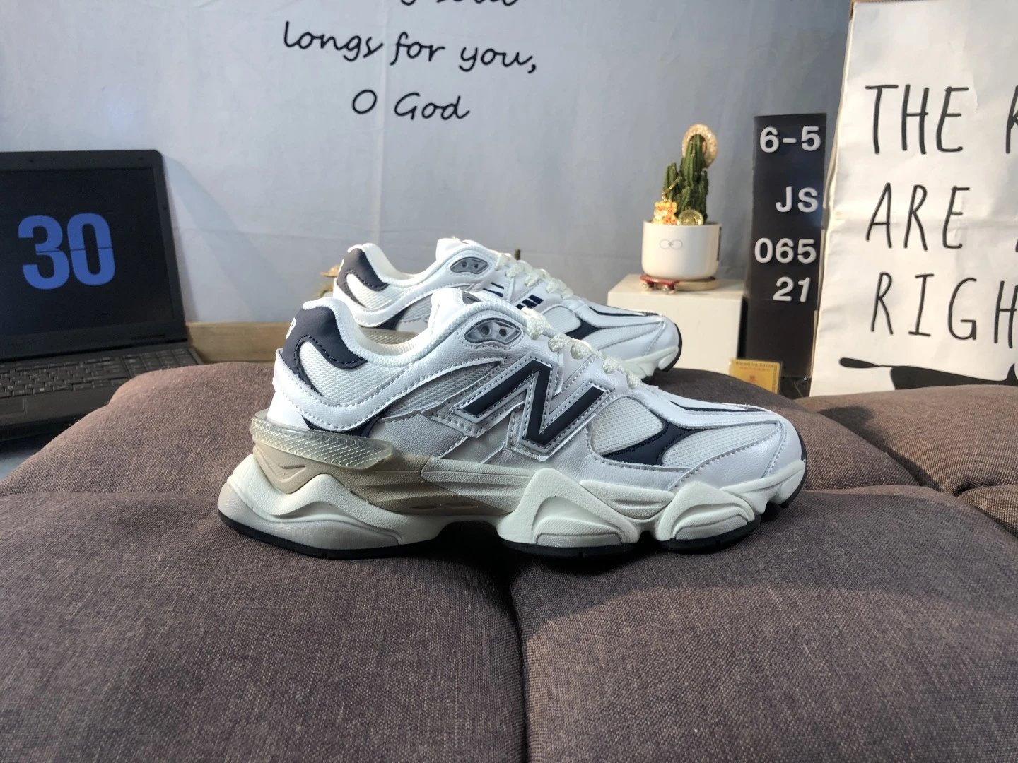 Retro Tech Runner Shoes Unisex, Off White - Gallery Image 1 - Detailed View