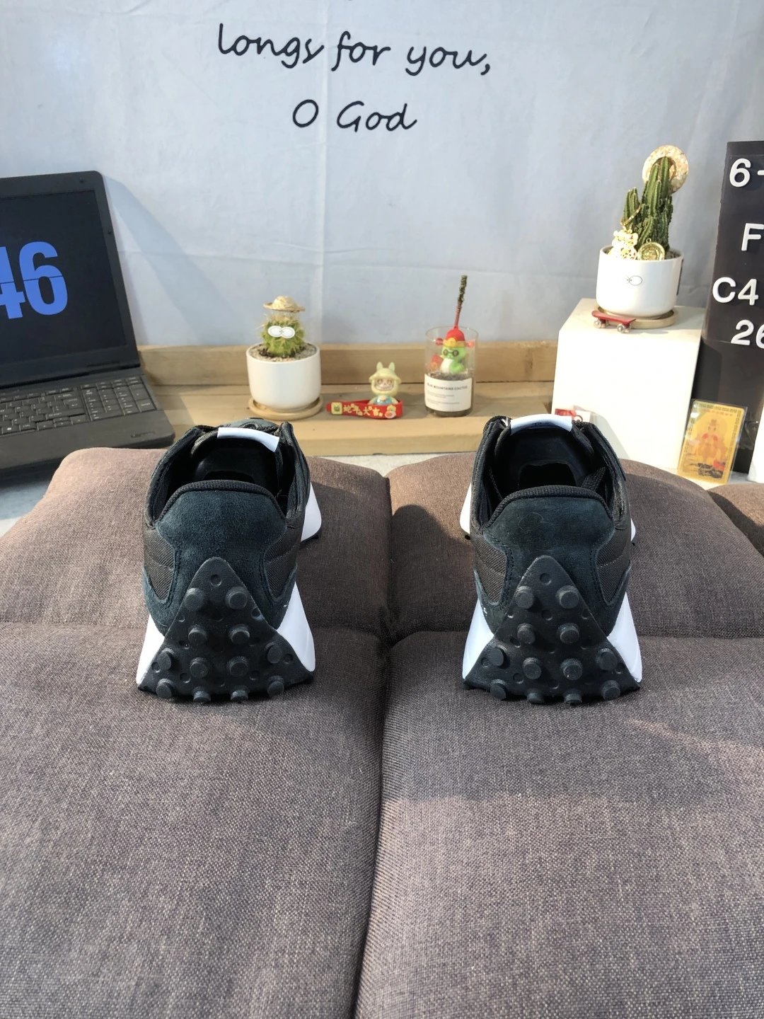 Retro Suede Running Shoes Casual Sneakers Onyx - Gallery Image 4 - Detailed View