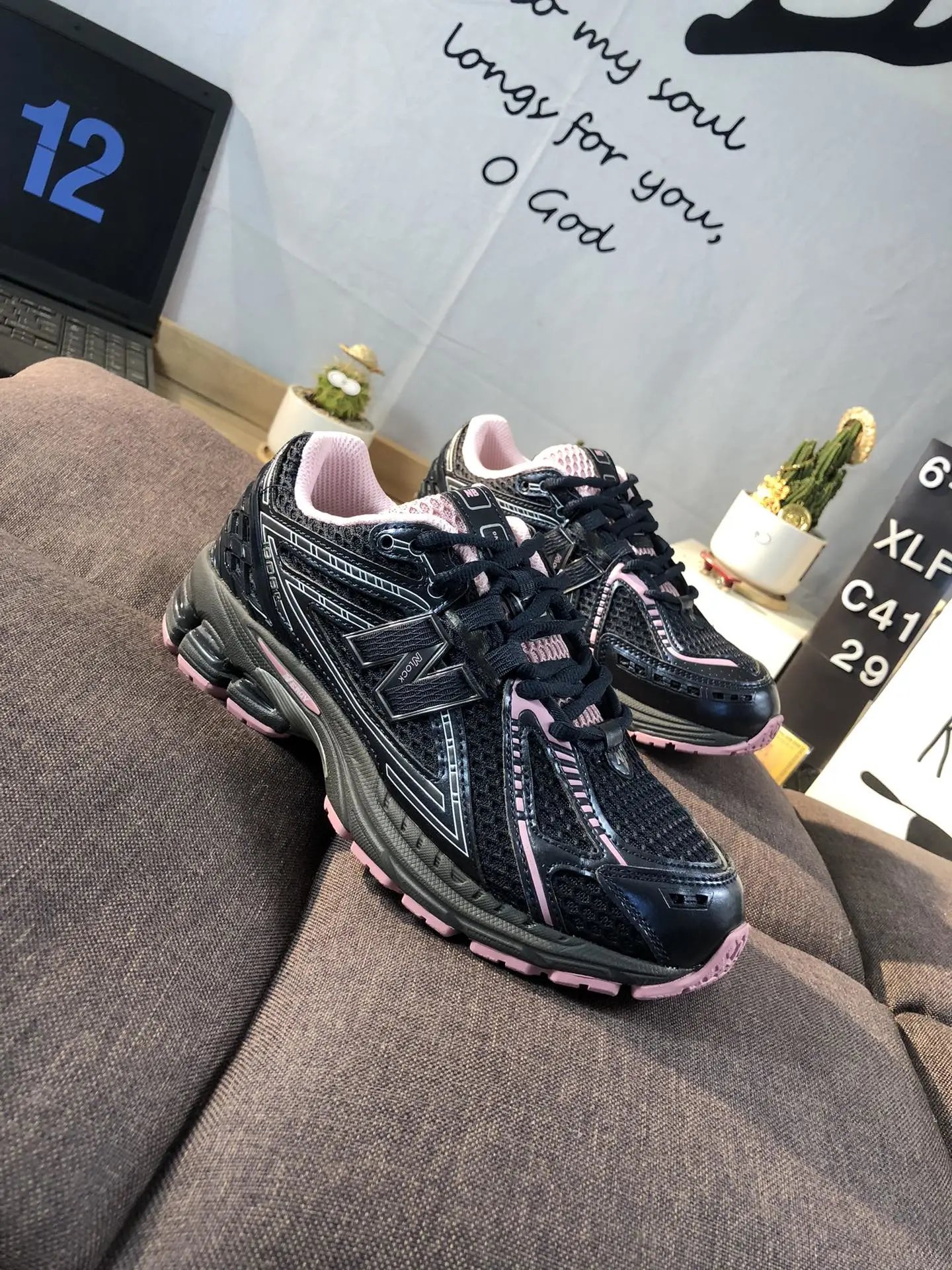 Retro Running Shoes, New Balance 1906R, Onyx - Gallery Image 3 - Detailed View