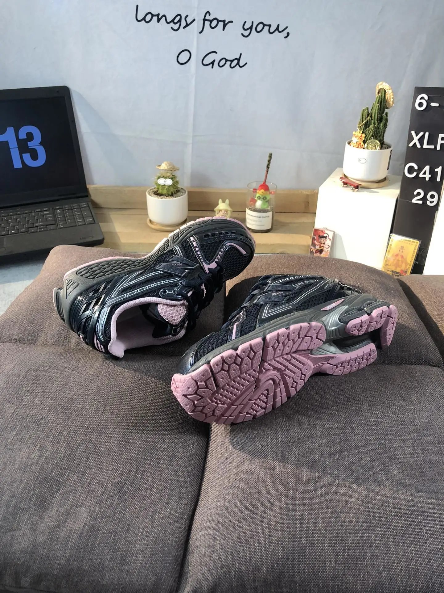 Retro Running Shoes, New Balance 1906R, Onyx - Gallery Image 6 - Detailed View