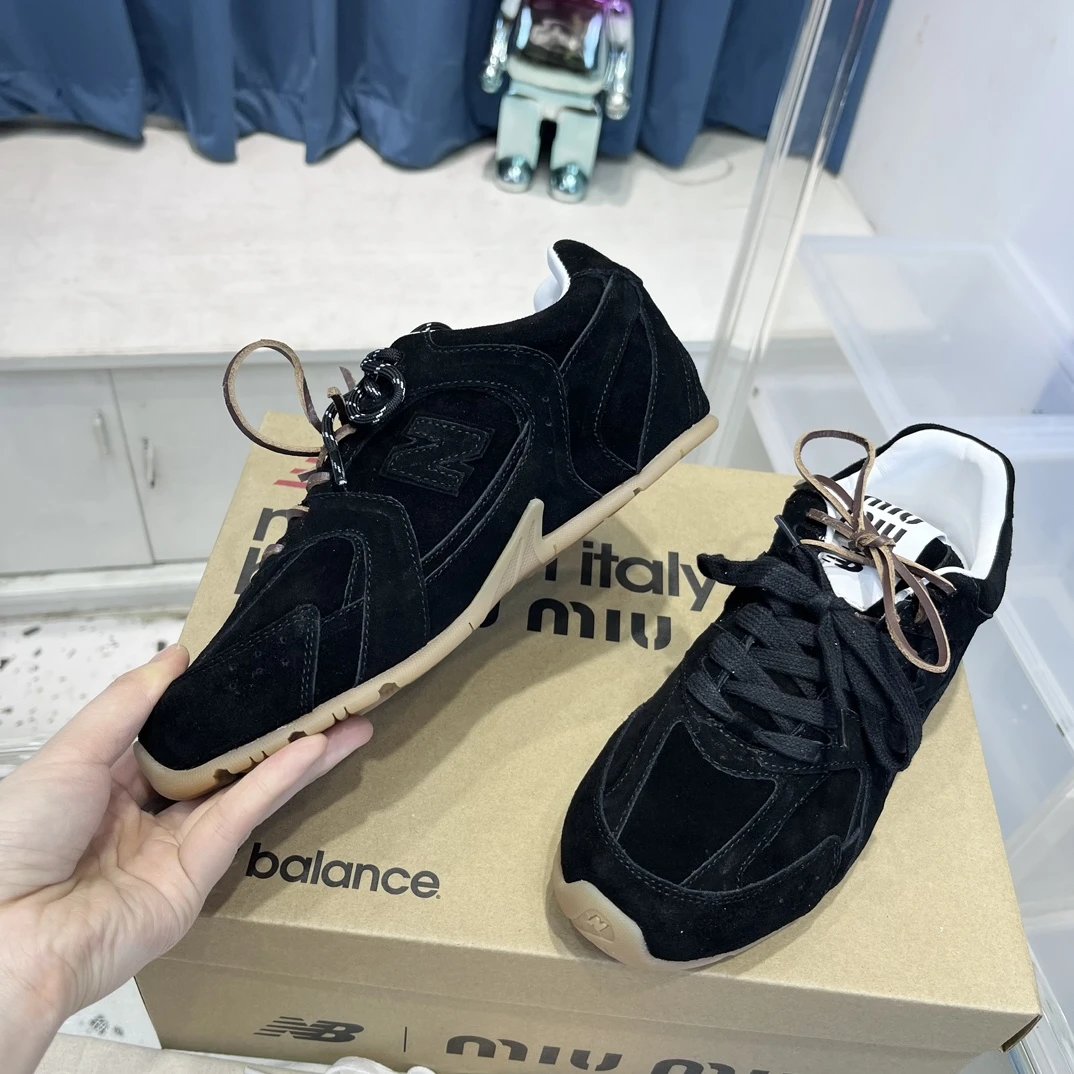 Luxury Suede Leather 530 Sneakers Dual Laces Onyx Black - Gallery Image 5 - Detailed View