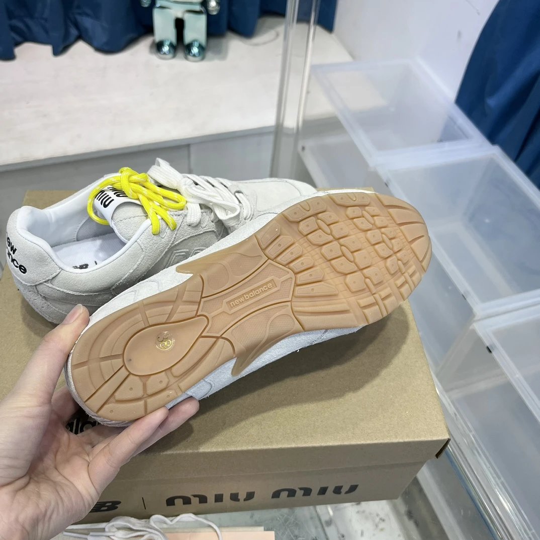 Retro Suede Leather Sneakers 530 Double Laces Ivory - Gallery Image 9 - Detailed View