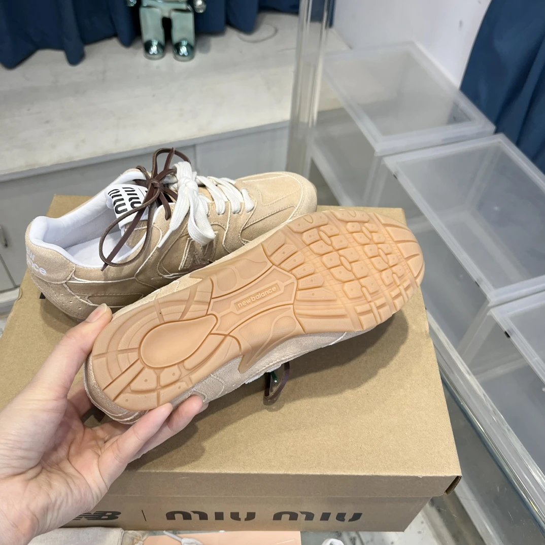 Suede Leather Double Lace Sneakers 530 Almond Beige - Gallery Image 9 - Detailed View