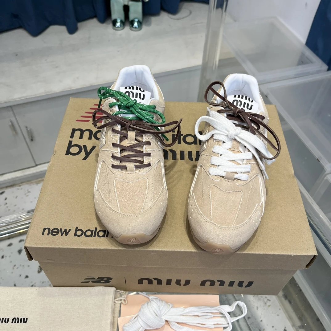 Suede Leather Double Lace Sneakers 530 Almond Beige - Gallery Image 3 - Detailed View