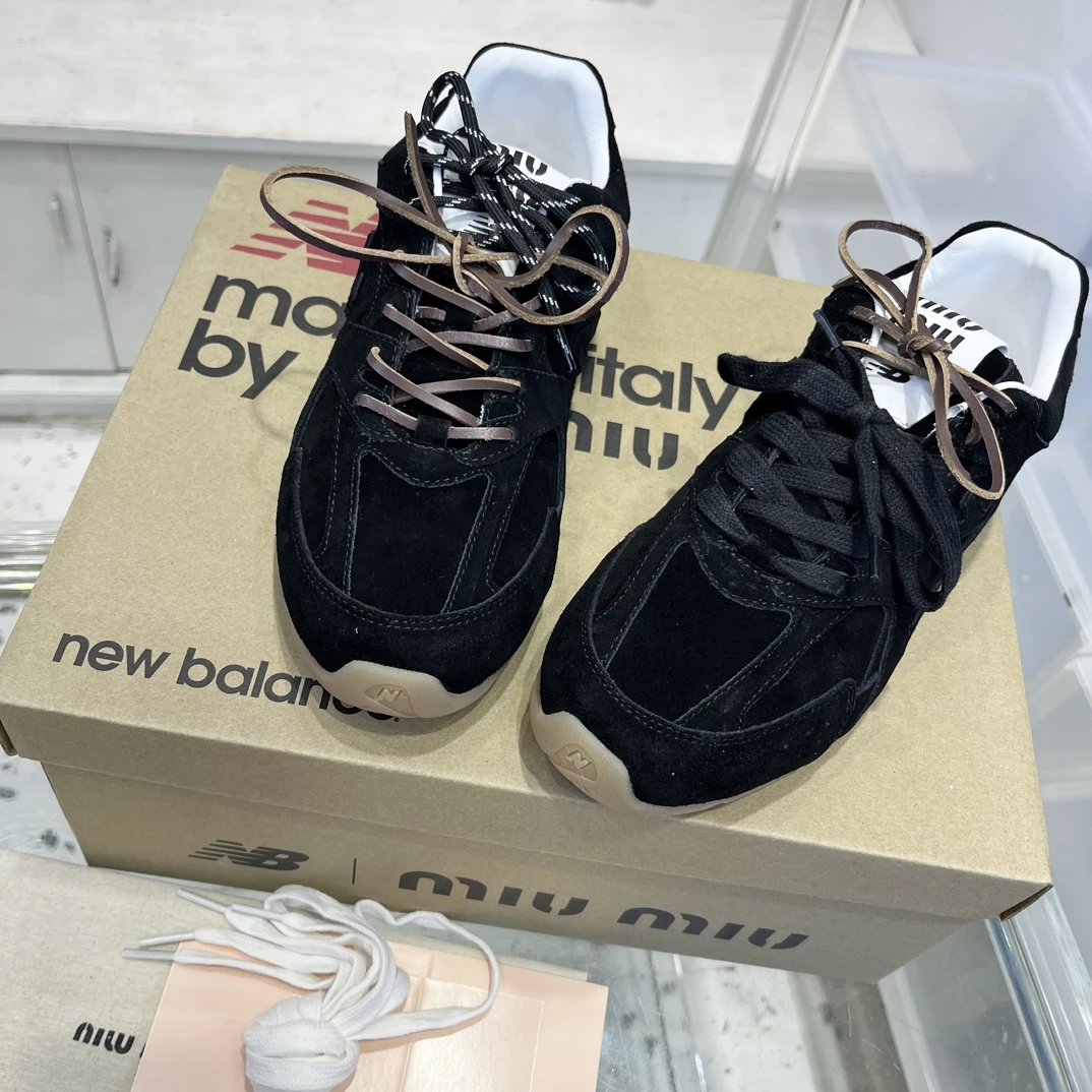 Luxury Suede Leather 530 Sneakers Dual Laces Onyx Black - Gallery Image 6 - Detailed View