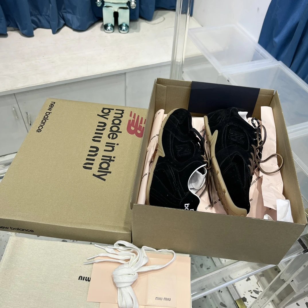 Luxury Suede Leather 530 Sneakers Dual Laces Onyx Black - Gallery Image 2 - Detailed View