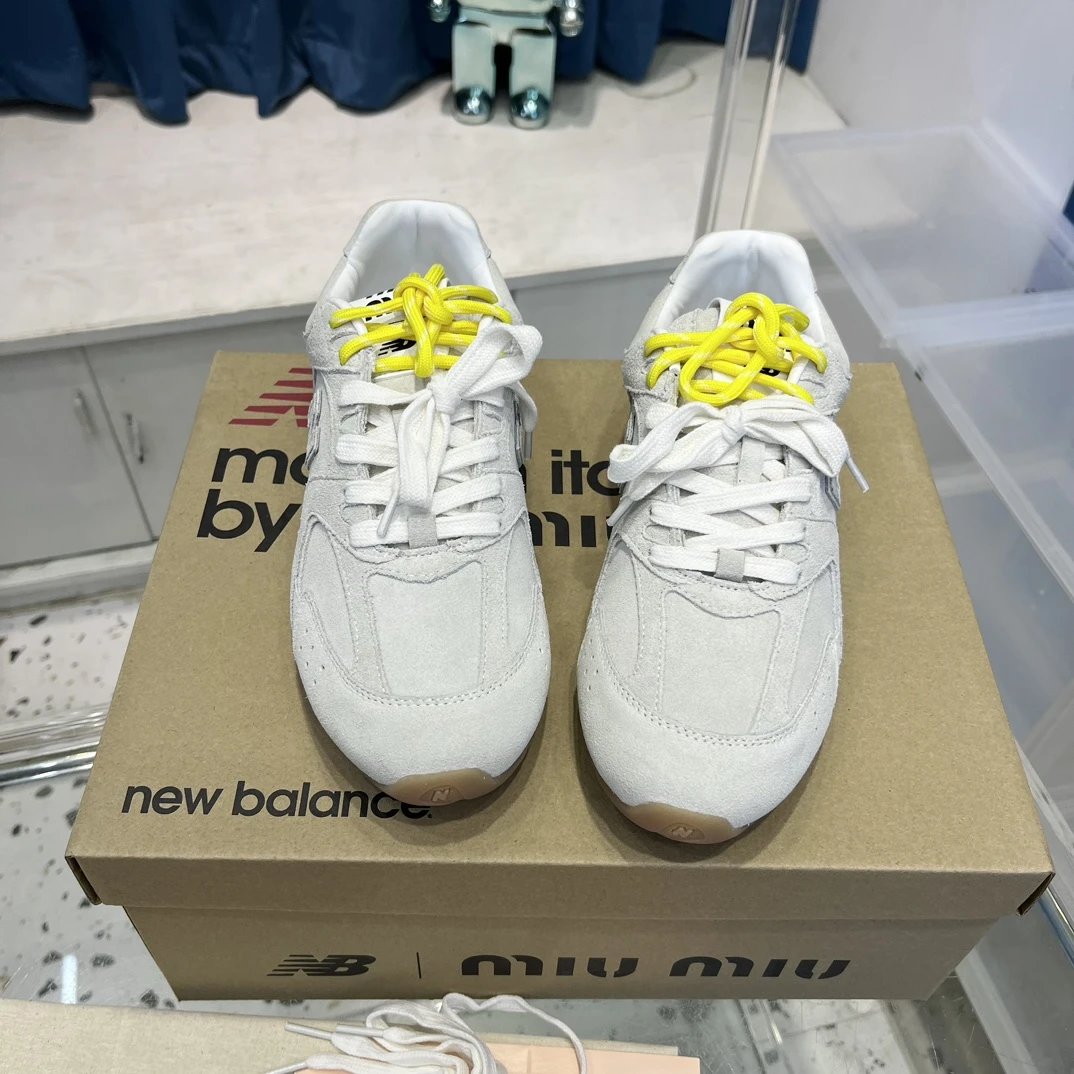 Retro Suede Leather Sneakers 530 Double Laces Ivory - Gallery Image 3 - Detailed View