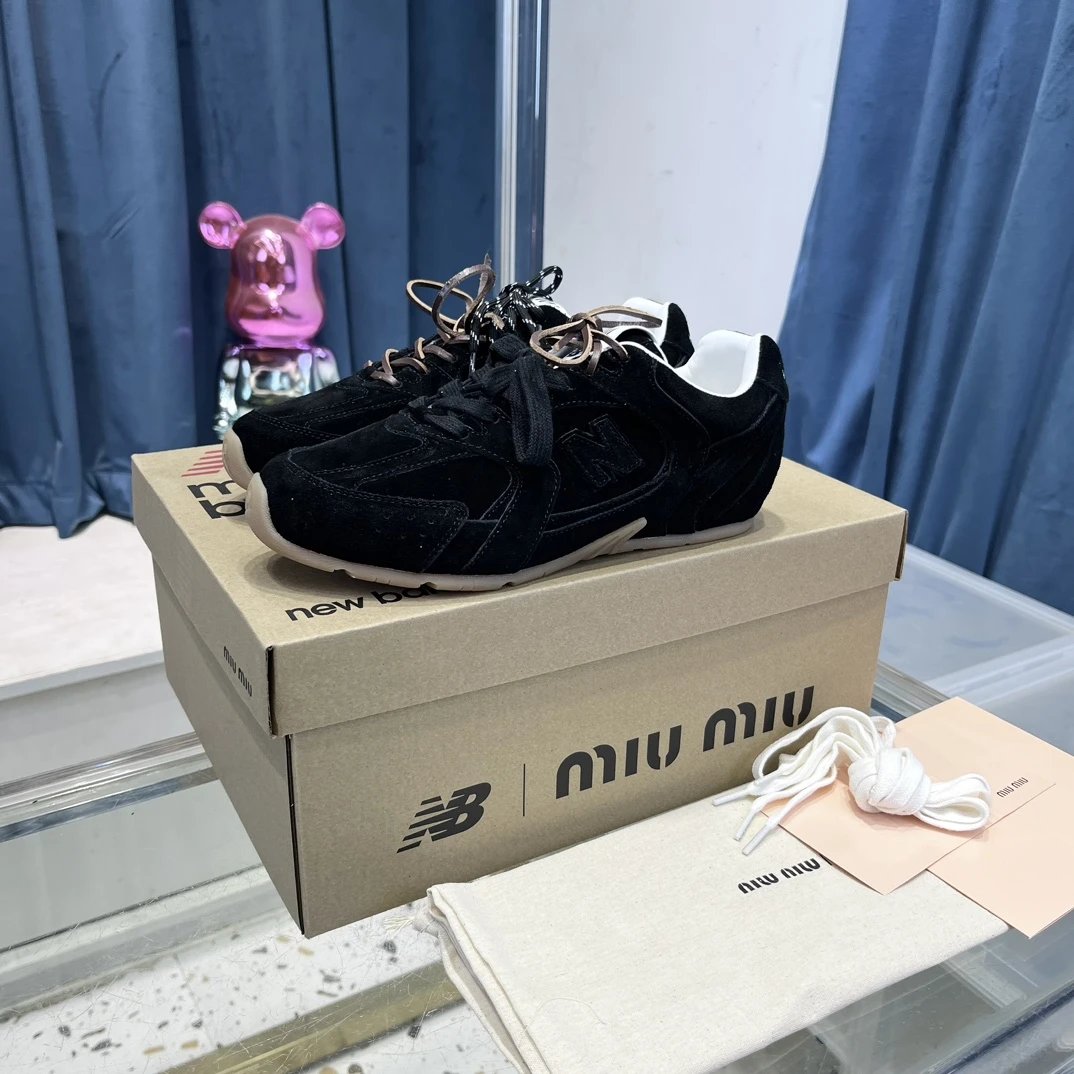 Luxury Suede Leather 530 Sneakers Dual Laces Onyx Black - Gallery Image 1 - Detailed View