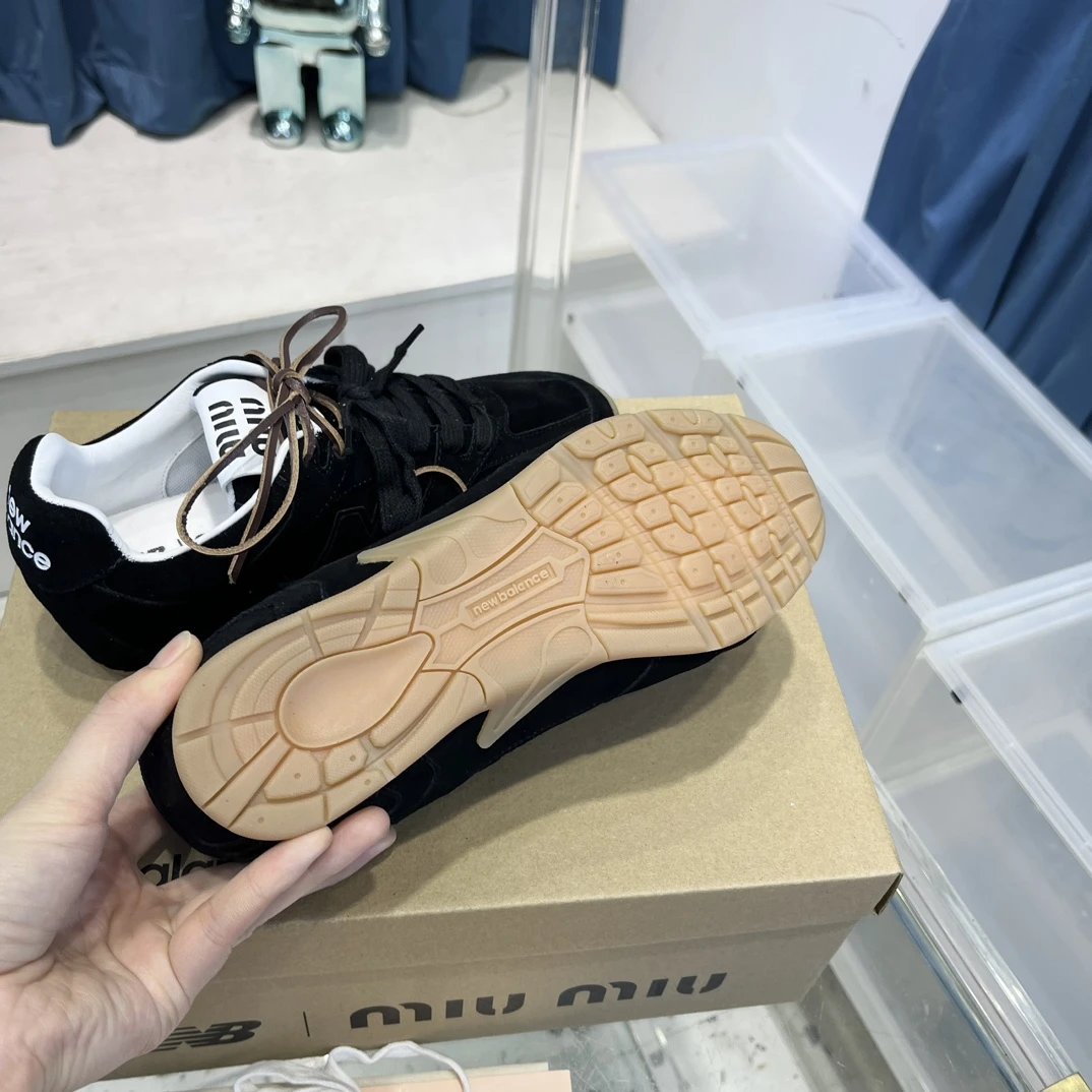 Luxury Suede Leather 530 Sneakers Dual Laces Onyx Black - Gallery Image 9 - Detailed View