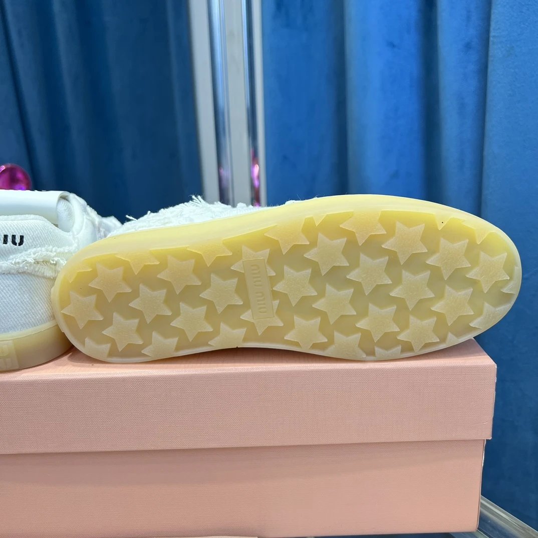 Vintage Frayed Canvas Low Top Sneakers Ivory White - Gallery Image 9 - Detailed View