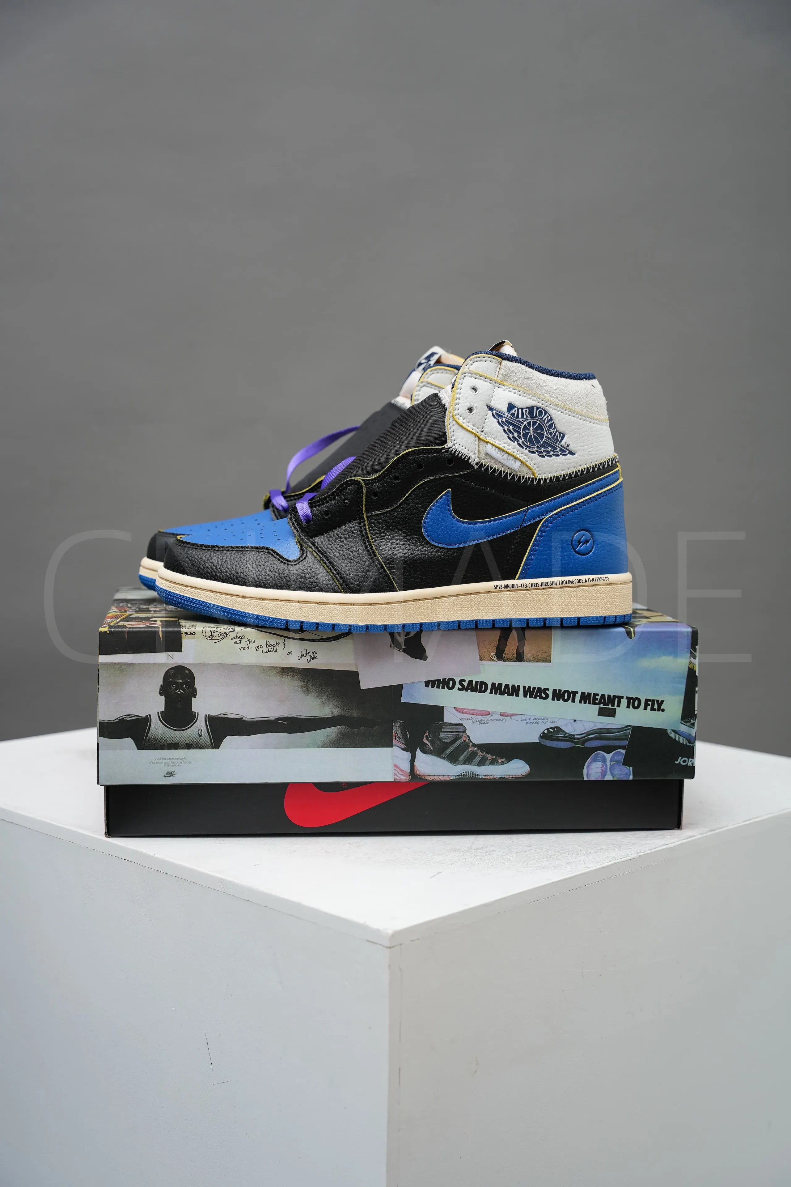 IO7847 001 Black White Blue