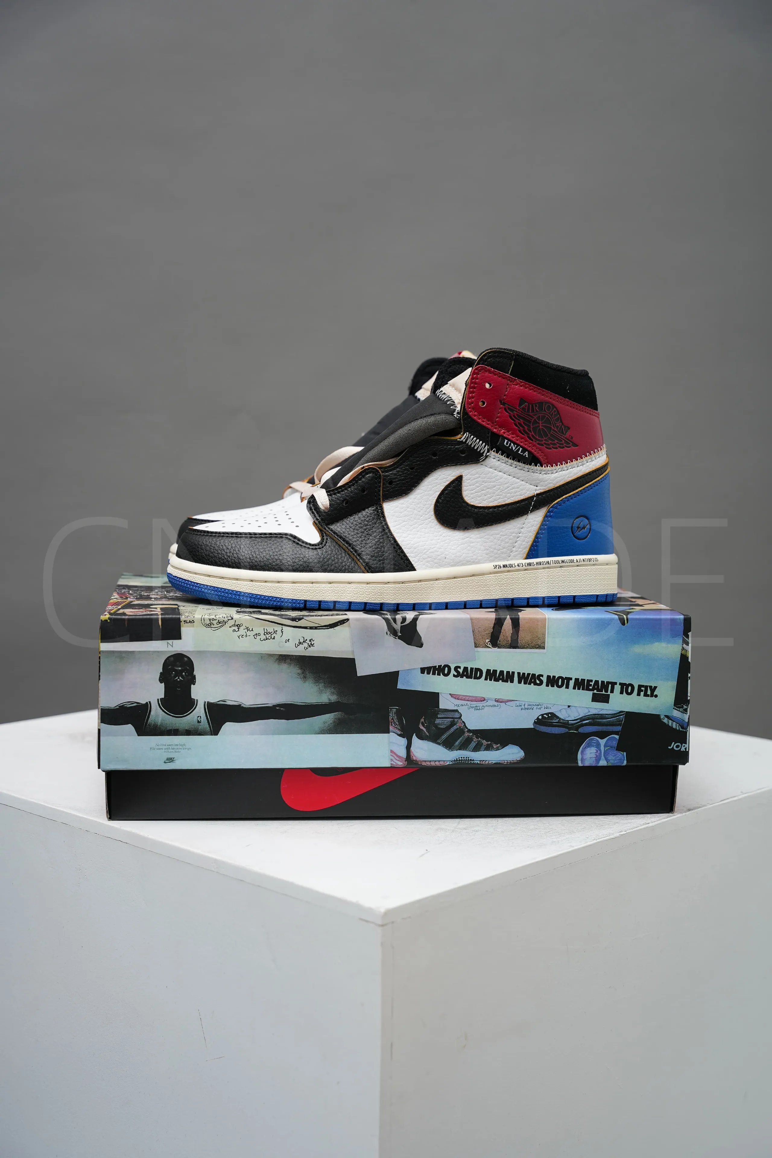 IO7847-002 Black White Blue
