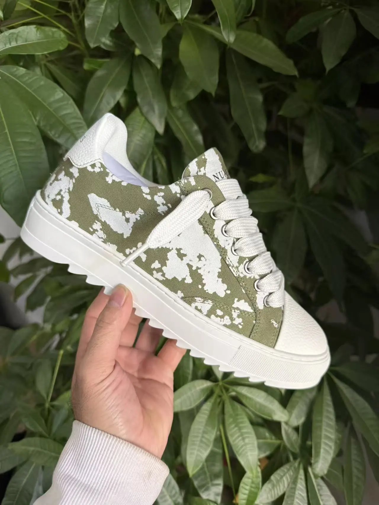 Numeris Sneakers Low-Top Lace-Up with Serrated Sole — Camouflage green