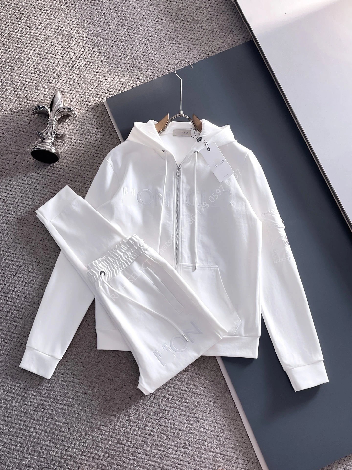 MON-White 2516