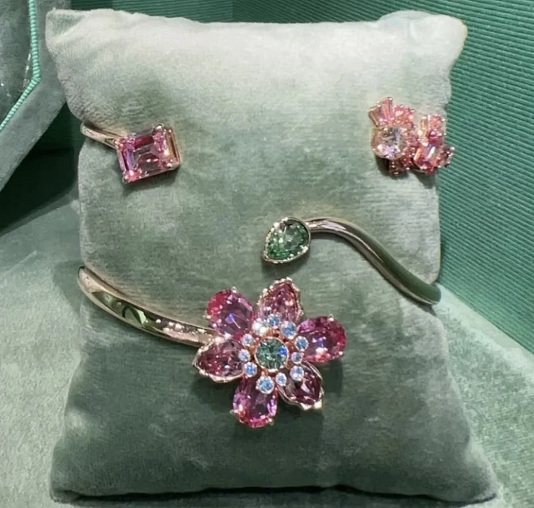 Unbranded Jewelry Crystal Flower — Flower Bracelet