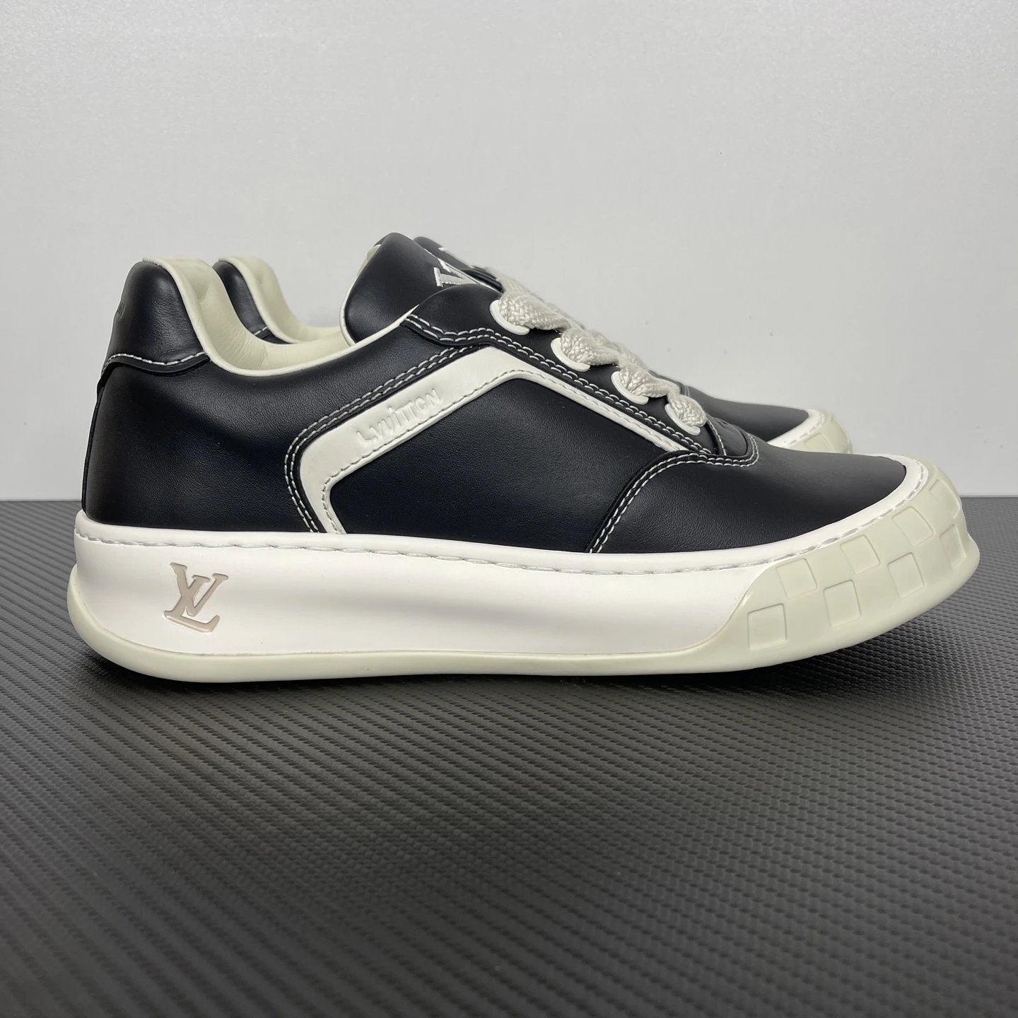 Louis Vuitton Sneakers LV Trainer — Biscuit shoes black leather 1AJWDH