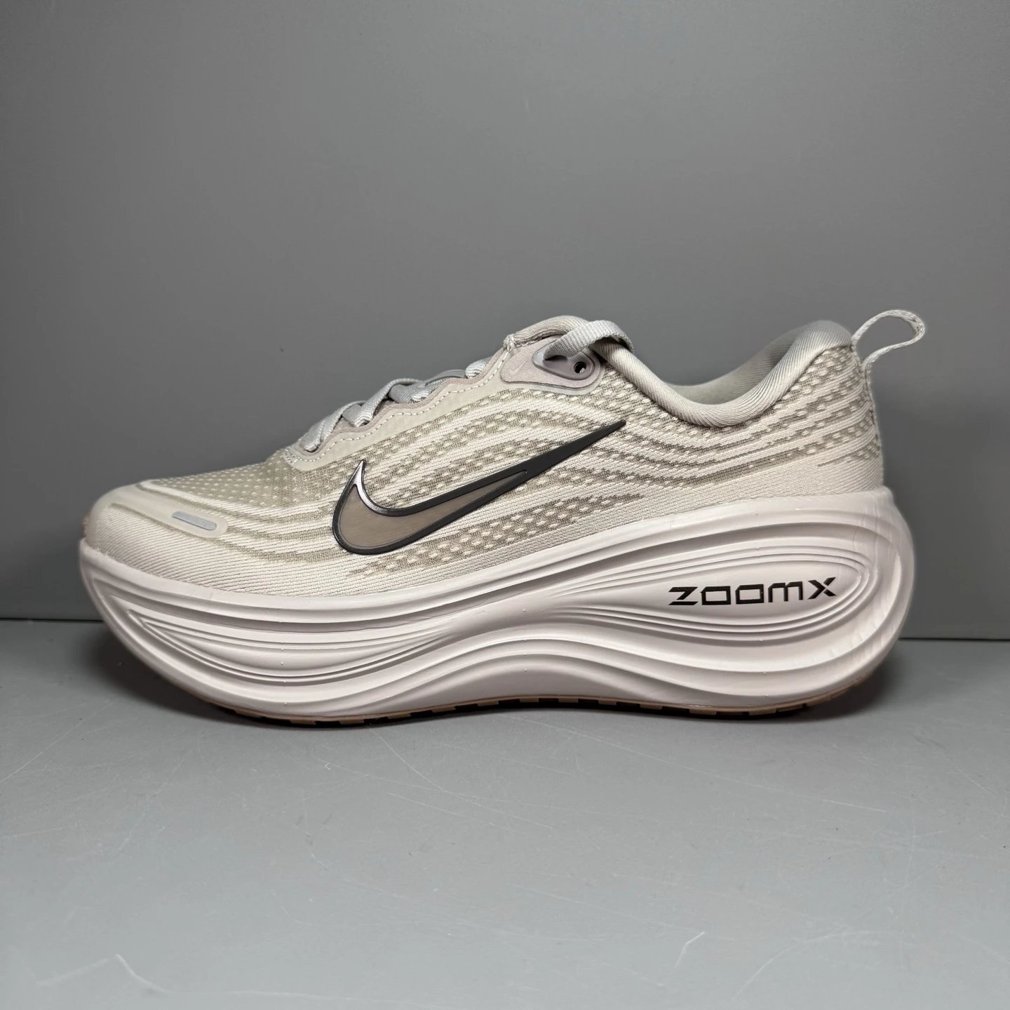 Vomero Plus gray HV 8150-005 SKU image