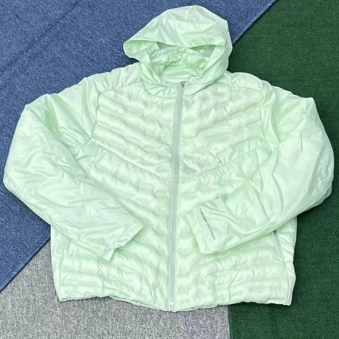 Nike Down Jackets Hooded quilted zip-up puffer jacket — Pure green – with a stowable hood
